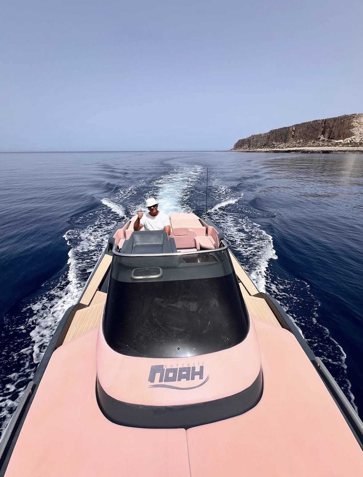 Vista dalla prua del gommone durante la navigazione lungo la costa siciliana