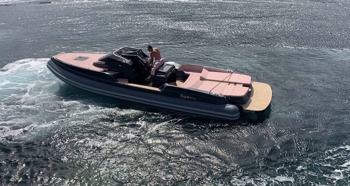Gommone in navigazione nel mare cristallino di San Vito Lo Capo